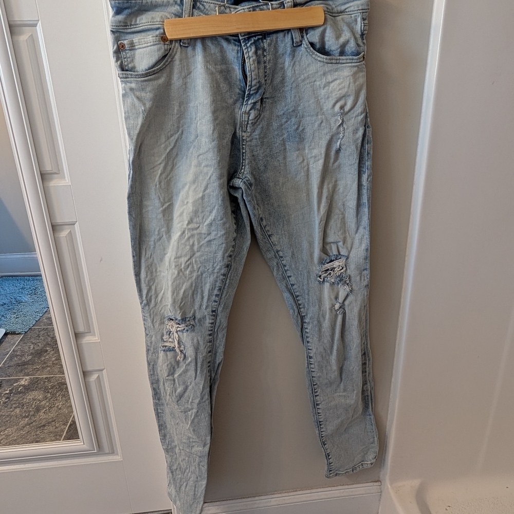 Aeropostale Athletic Skinny Jeans – Light Wash Distressed Denim (30x32)